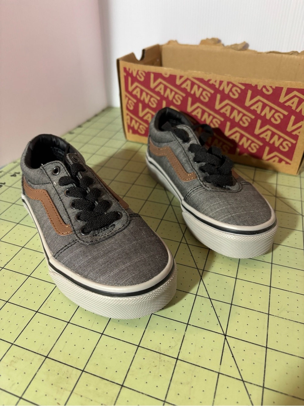 Vans Ward black and grey textile skate shoes brown side stripes. Kids 11